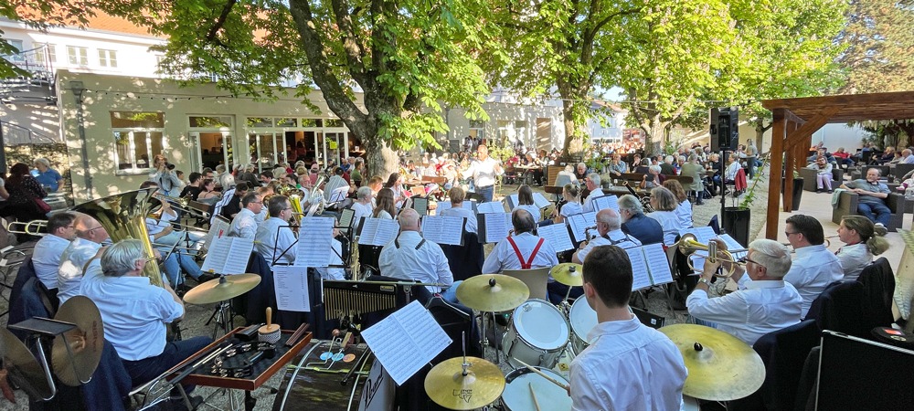 Die Stadtkapelle Heppenheim musiziert unter der Leitung ihres Dirigenten Wilco Grootenboer zur offiziellen Biergarteneröffnung im Halben Mond
