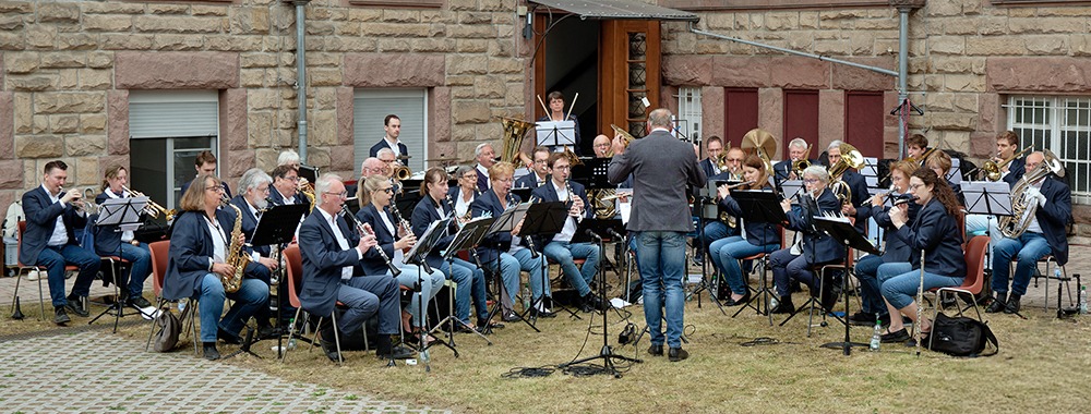 Serenadenkonzert im Sankt-Vinzenz-Klostergarten mit der Stadtkapelle Heppenheim und ihrem Dirigenten Wilco Grootenboer