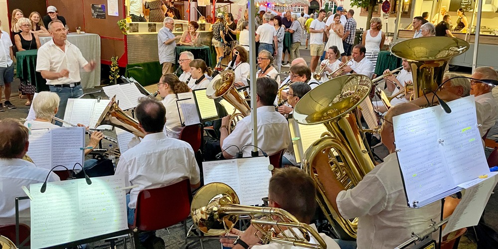 Die Stadtkapelle Heppenheim mit ihrem Dirigenten Wilco Grootenboer beim Heppenheimer Weinmarkt