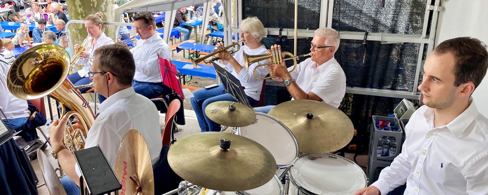 Die Stadtkapelle Heppenheim musiziert unter der Leitung ihres Dirigenten Wilco Grootenboer zur Stadtkirchweih am Graben.