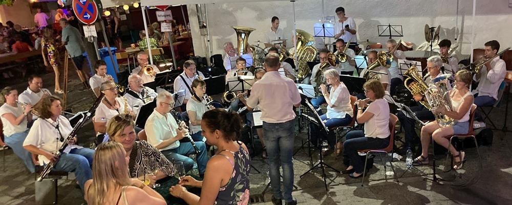 Die Stadtkapelle Heppenheim mit ihrem Dirigenten Wilco Grootenboer beim Bergsträßer Weinmarkt