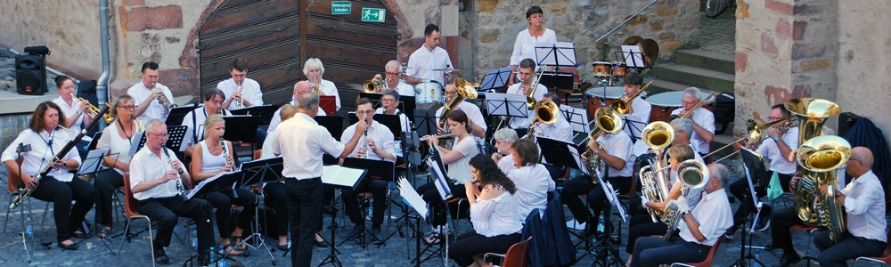 Open-Air-Konzert der Stadtkapelle Heppenheim unter der Leitung ihres Dirigenten Wilco Grootenboer im Kurmainzer Amtshof