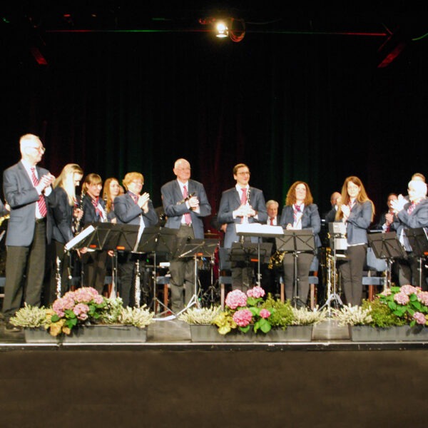 Konzert Auftakt '26: Standing Ovations des Publikums für eine hervorragende musikalische Leistung der Stadtkapelle Heppenheim unter der Leitung ihres Dirigenten Wilco Grootenboer.