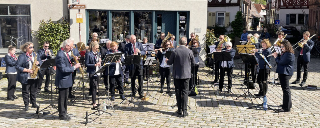 Platzkonzert der Stadtkapelle Heppenheim am Ostersonntag unter der Leitung ihres Dirigenten Wilco Grootenboer auf dem Heppenheimer Marktplatz