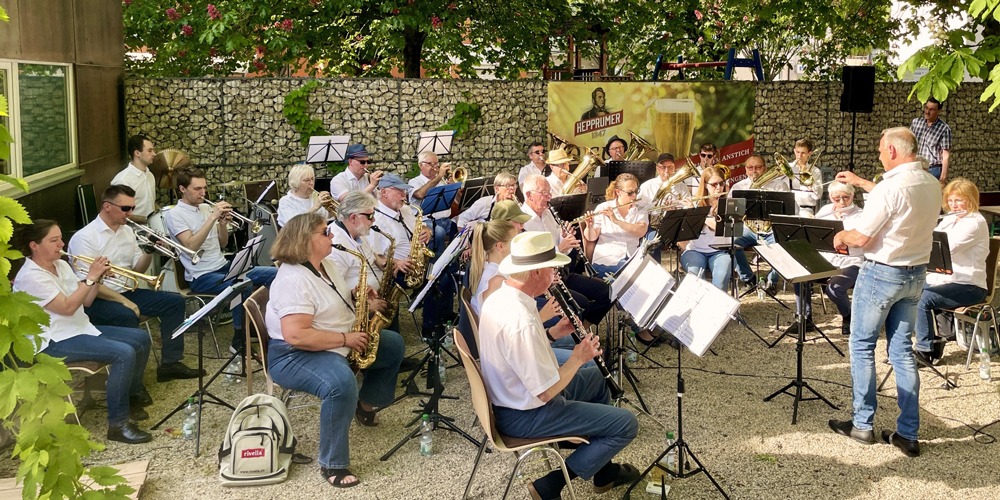 Die Stadtkapelle Heppenheim musiziert unter der Leitung ihres Dirigenten Wilco Grootenboer zur offiziellen Biergarteneröffnung im Halben Mond