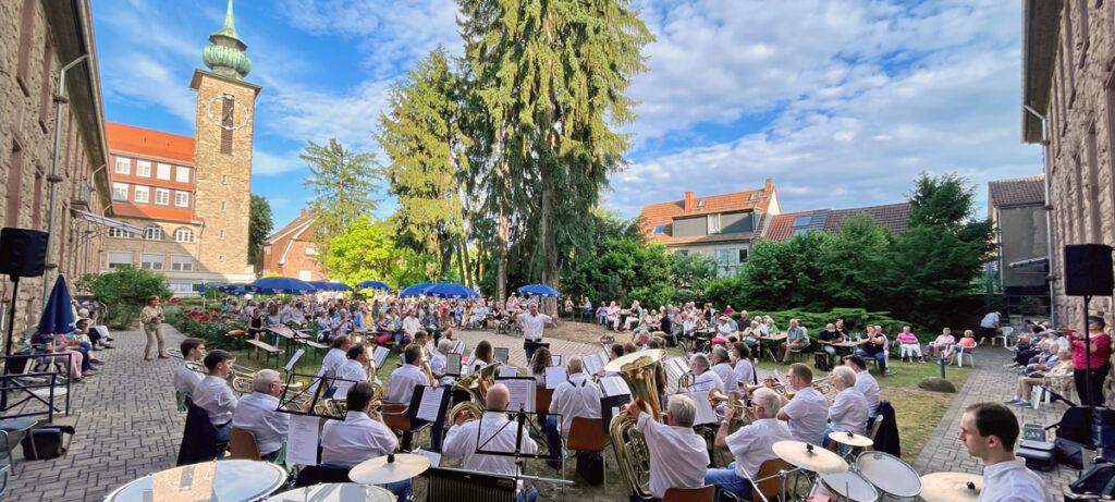 Serenadenkonzert im Sankt-Vinzenz-Klostergarten mit der Stadtkapelle Heppenheim und ihrem Dirigenten Wilco Grootenboer