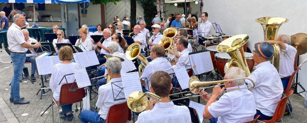 Die Stadtkapelle Heppenheim mit ihrem Dirigenten Wilco Grootenboer beim Bergsträßer Weinmarkt