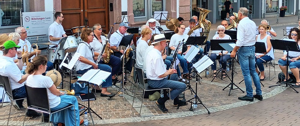 Die Stadtkapelle Heppenheim mit ihrem Dirigenten Wilco Grootenboer beim Platzkonzert am Alten Rathaus in Lorsch