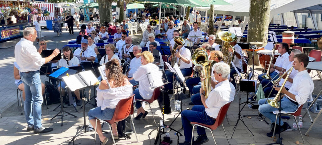 Die Stadtkapelle Heppenheim musiziert unter der Leitung ihres Dirigenten Wilco Grootenboer zur Stadtkirchweih am Graben.