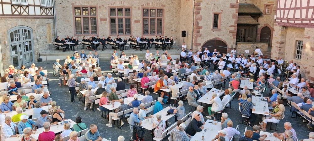 Zum Saisonabschlusskonzert im Kurmainzer Amtshof hat die Stadtkapelle Heppenheim die niederländische Brassband „Looft den Heer“ zu Gast.