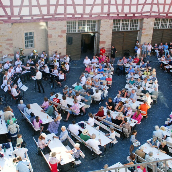 Saisonabschlusskonzert der Stadtkapelle Heppenheim unter der Leitung ihres Dirigenten Wilco Grootenboer, mit der Brassband Looft den Heer, im Kurmainzer Amtshof