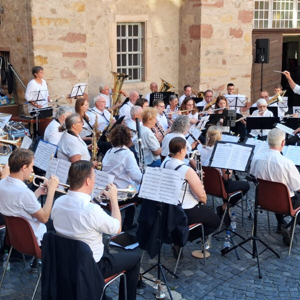 Saisonabschlusskonzert der Stadtkapelle Heppenheim unter der Leitung ihres Dirigenten Wilco Grootenboer, mit der Brassband Looft den Heer, im Kurmainzer Amtshof
