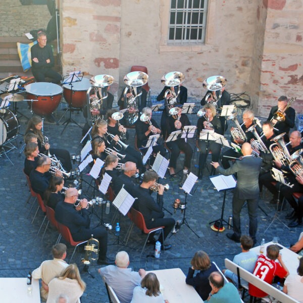 Saisonabschlusskonzert der Stadtkapelle Heppenheim unter der Leitung ihres Dirigenten Wilco Grootenboer, mit der Brassband Looft den Heer, im Kurmainzer Amtshof