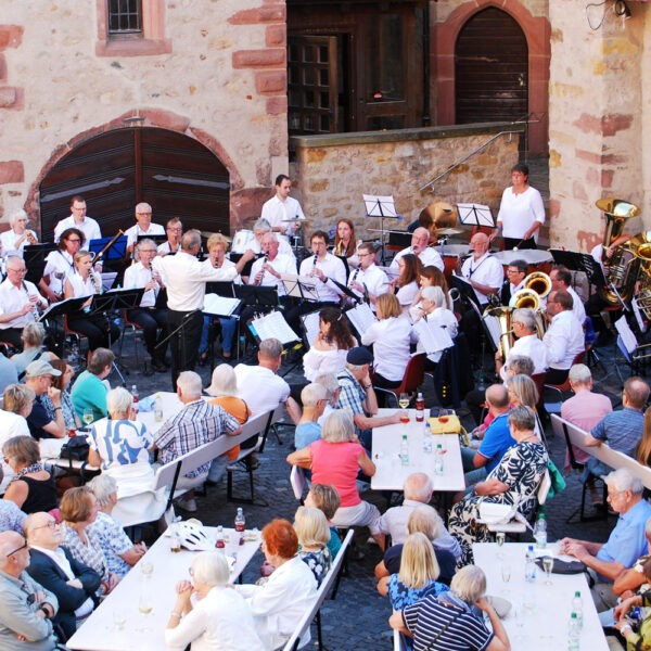 Saisonabschlusskonzert der Stadtkapelle Heppenheim unter der Leitung ihres Dirigenten Wilco Grootenboer, mit der Brassband Looft den Heer, im Kurmainzer Amtshof